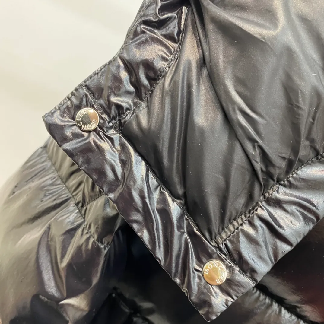P390 Moncler/ 2026 70 、 。 DNA ， ， 。 Classic ， 、 。 Classic 70 。 Quality， 90 ，Premium Quality ， ，Black ！ Sizes M-3XL